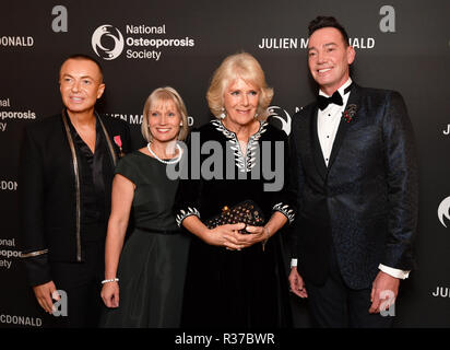 (Da sinistra a destra) Julien Macdonald, Claire Severgnini, la duchessa di Cornovaglia e Craig Revel-Horwood al Julien Macdonald Fashion Show la ricezione a Lancaster House di Londra che è sostenere l'Osteoporosi Nazionale della Società di carità. Foto Stock