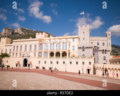 Il Principato di Monaco e Monte Carlo - Agosto 10, 2018: vista esterna del Palace - residenza ufficiale del Principe di Monaco. Si tratta di una delle principali attrazioni turistiche e rimane pienamente funzionante nel palazzo di Monaco. Foto Stock