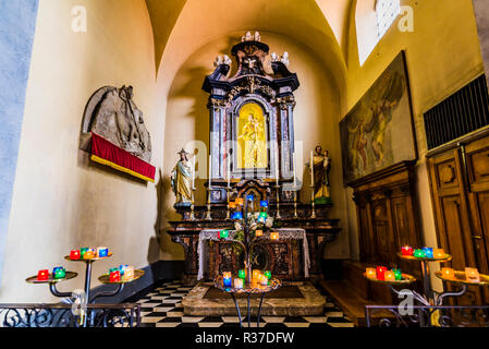 La cappella laterale sulla navata della chiesa, chiesa di San Giorgio. Varenna, provincia di Lecco, Lombardia, Italia, Europa Foto Stock