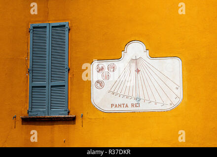 Sun dial sulla casa. Varenna, provincia di Lecco, Lombardia, Italia, Europa Foto Stock