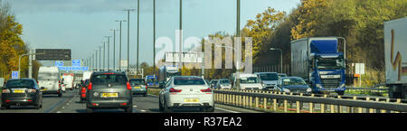 BRISTOL, Inghilterra - Novembre 2018: il traffico pesante durante la mattina ora di punta sull'autostrada M4 nei pressi di Bristol. Foto Stock