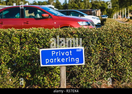 Blu segno colorato con informazioni in lingua svedese PRIVAT PARKERING all'entrata del parcheggio auto Foto Stock