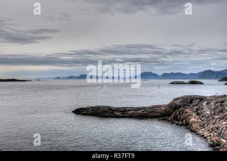 Lofoten, Norwegen, Henningsvaer, Svolvaer, Hafen, Dorf, Fischereihafen, Fischerboot, Leuchtturm, Wärterhaus, Trockengestell, Stockfisch, Mittente Foto Stock