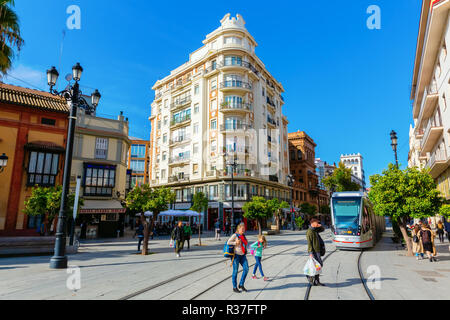 Siviglia, Spagna - 13 Novembre 2018: piazza Puerta de Jerez con persone non identificate in Siviglia. Siviglia è la capitale dell'Andalusia e la quarta ampia Foto Stock