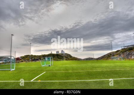 Norwegen, Lofoten, Svolvaer, Henningsvaer, Heimøy, Hellandsøya, Fußballplatz, Fußball, Sport, Tor, Fußballtor, Markierung, Rasun, Kunstrasen, Feld Foto Stock