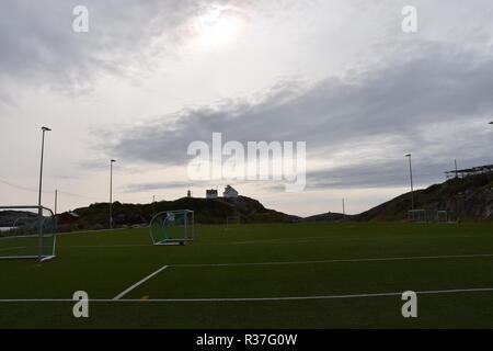 Norwegen, Lofoten, Svolvaer, Henningsvaer, Heimøy, Hellandsøya, Fußballplatz, Fußball, Sport, Tor, Fußballtor, Markierung, Rasun, Kunstrasen, Feld Foto Stock