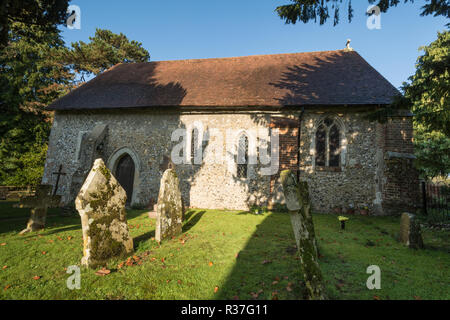 Il piccolo San Bartolomeo la chiesa nel villaggio rurale di Wanborough, Surrey, Regno Unito Foto Stock