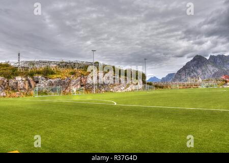 Norwegen, Lofoten, Svolvaer, Henningsvaer, Heimøy, Hellandsøya, Fußballplatz, Fußball, Sport, Tor, Fußballtor, Markierung, Rasun, Kunstrasen, Feld Foto Stock