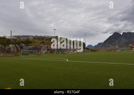 Norwegen, Lofoten, Svolvaer, Henningsvaer, Heimøy, Hellandsøya, Fußballplatz, Fußball, Sport, Tor, Fußballtor, Markierung, Rasun, Kunstrasen, Feld Foto Stock