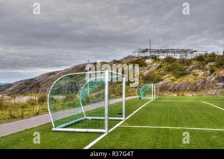 Norwegen, Lofoten, Svolvaer, Henningsvaer, Heimøy, Hellandsøya, Fußballplatz, Fußball, Sport, Tor, Fußballtor, Markierung, Rasun, Kunstrasen, Feld Foto Stock