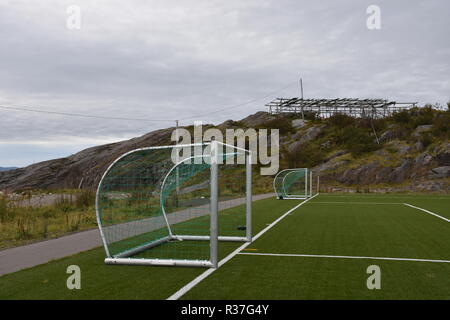 Norwegen, Lofoten, Svolvaer, Henningsvaer, Heimøy, Hellandsøya, Fußballplatz, Fußball, Sport, Tor, Fußballtor, Markierung, Rasun, Kunstrasen, Feld Foto Stock