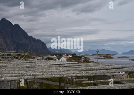 Lofoten, Norwegen, Henningsvaer, Svolvaer, Hafen, Dorf, Fischereihafen, Fischerboot, Leuchtturm, Wärterhaus, Trockengestell, Stockfisch, Mittente Foto Stock