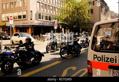 Svizzera: Hells Angels con loro Harley Davisdson bici del motore di guida attraverso Longstreet della cittã di Zurigo. Foto Stock