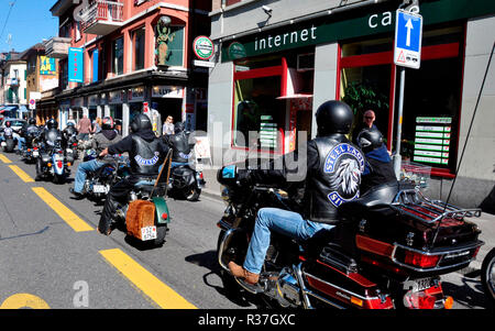 Svizzera: Hells Angels con loro Harley Davisdson bici del motore di guida attraverso Longstreet della cittã di Zurigo. Foto Stock