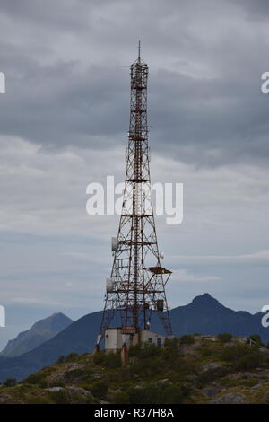 Lofoten, Norwegen, Henningsvaer, Svolvaer, Hafen, Dorf, Fischereihafen, Fischerboot, Leuchtturm, Wärterhaus, Trockengestell, Stockfisch, Mittente Foto Stock