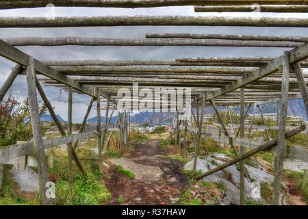 Lofoten, Norwegen, Henningsvaer, Svolvaer, Hafen, Dorf, Fischereihafen, Fischerboot, Leuchtturm, Wärterhaus, Trockengestell, Stockfisch, Mittente Foto Stock