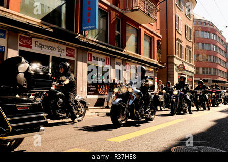 Svizzera: Hells Angels con loro Harley Davisdson bici del motore di guida attraverso Longstreet della cittã di Zurigo. Foto Stock