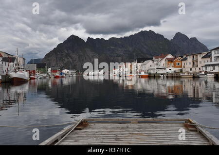 Lofoten, Norwegen, Henningsvaer, Svolvaer, Hafen, Dorf, Fischereihafen, Fischerboot, Leuchtturm, Wärterhaus, Trockengestell, Stockfisch, Mittente Foto Stock