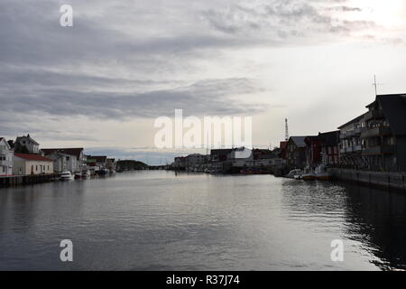 Lofoten, Norwegen, Henningsvaer, Svolvaer, Hafen, Dorf, Fischereihafen, Fischerboot, Leuchtturm, Wärterhaus, Trockengestell, Stockfisch, Mittente Foto Stock