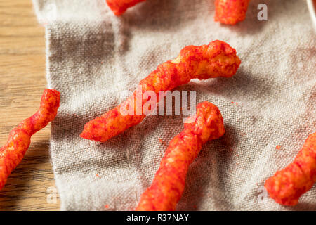 Malsana formaggio piccante patatine di mais Chips pronto a mangiare Foto Stock