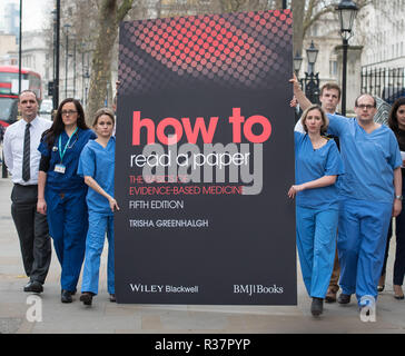 Whitehall, Londra, Regno Unito. Il 21 gennaio, 2016. I medici che indossa scrubs portare - da opposti a Downing Street a Richmond House, il dipartimento di Salute - una Foto Stock