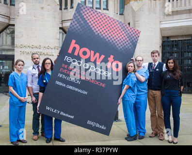 Whitehall, Londra, Regno Unito. Il 21 gennaio, 2016. I medici che indossa scrubs portare - da opposti a Downing Street a Richmond House, il dipartimento di Salute - una Foto Stock