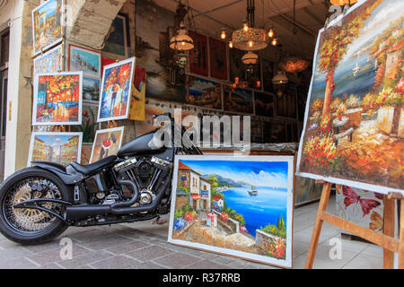 Rethimno, Creta, Grecia - 15.06.2018: Moto piedi tra i dipinti sulla strada della città vecchia di Rethymno Foto Stock