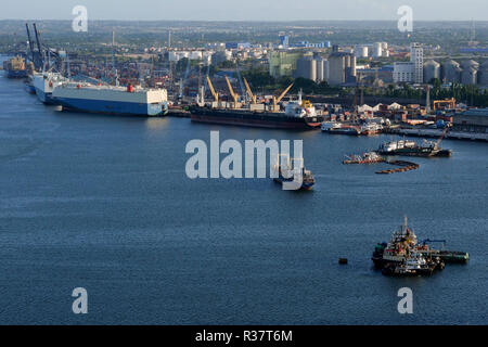 TANZANIA Daressalaam, la baia e il Seaport, ro-ro roll on roll off navi speciali per il trasporto di auto Foto Stock