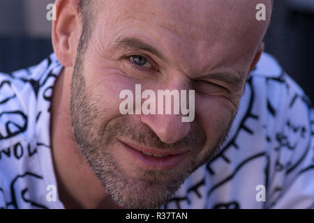 L'uomo pizzichi di un occhio, Ritratto, Germania Foto Stock