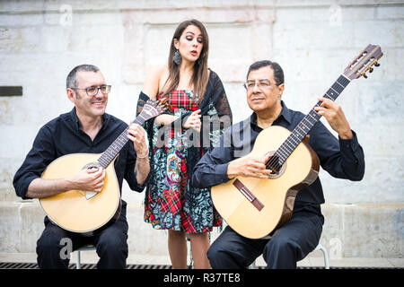 Banda di fado di eseguire la tradizionale musica Portoghese sulla piazza di Alfama, Lisbona, Portogallo Foto Stock