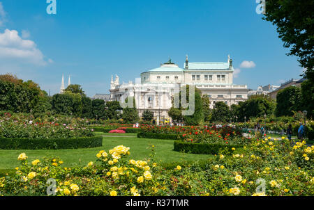 Volksgarten con fioritura di rose, Burgtheater nel retro, Vienna, Austria Foto Stock