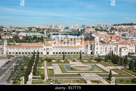 Jardim da Praça do Império con fontana e Mosteiro dos Jéronimos dal di sopra, Hieronymus Monastero Foto Stock