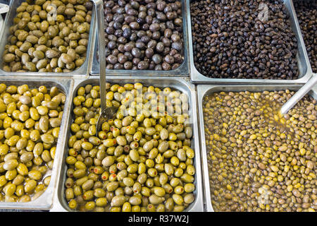 Diverse varietà di olive su un mercato Foto Stock