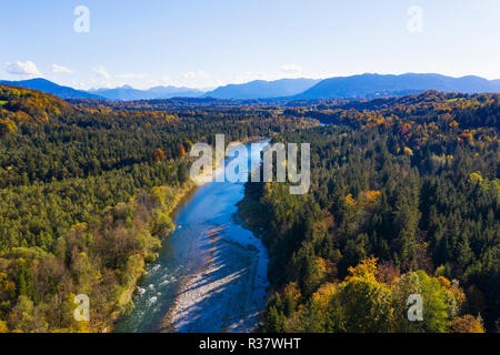 Il corso del fiume Isar, riserva naturale di Isarauen, nei pressi di Bad Tölz, drone shot, prealpi, Alta Baviera, Baviera, Germania Foto Stock