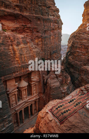 Vista da sopra nella gola Siq, faraone treasure house scavata nella roccia, la facciata della casa del tesoro Al-Khazneh, Khazne Foto Stock