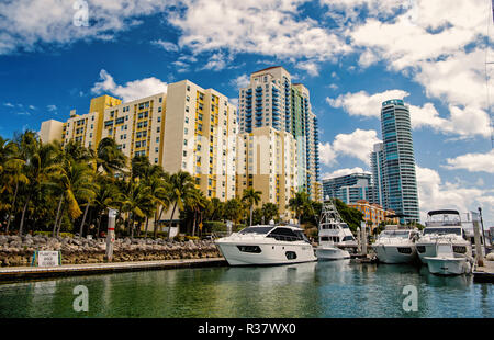 Miami, Florida vista di lussuose barche e yacht ancorata in una spiaggia di Miami Beach Marina Foto Stock