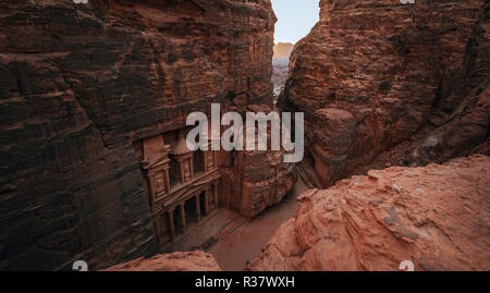 Vista da sopra nella gola Siq, faraone treasure house scavata nella roccia, la facciata della casa del tesoro Al-Khazneh, Khazne Foto Stock