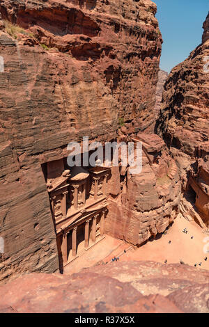 Vista da sopra nella gola Siq, faraone treasure house scavata nella roccia, la facciata della casa del tesoro Al-Khazneh, Khazne Foto Stock