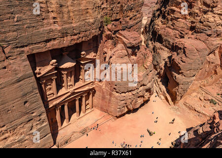 Vista da sopra nella gola Siq, faraone treasure house scavata nella roccia, la facciata della casa del tesoro Al-Khazneh, Khazne Foto Stock