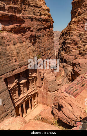 Vista da sopra nella gola Siq, faraone treasure house scavata nella roccia, la facciata della casa del tesoro Al-Khazneh, Khazne Foto Stock