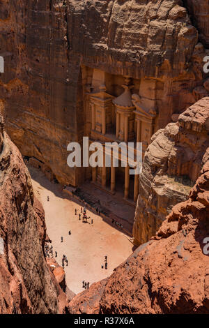 Vista da sopra nella gola Siq, faraone treasure house scavata nella roccia, la facciata della casa del tesoro Al-Khazneh, Khazne Foto Stock