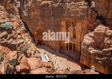 Vista da sopra nella gola Siq, faraone treasure house scavata nella roccia, la facciata della casa del tesoro Al-Khazneh, Khazne Foto Stock