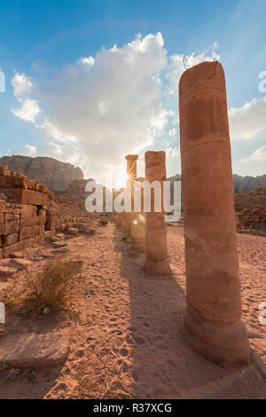 Vecchie colonne e le rovine di Petra, Nabataean città di Petra, vicino a Wadi Musa, Giordania Foto Stock