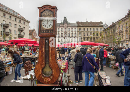 Zagabria, Croazia, Novembre 2018 - una grande annata orologio da parete offerti in vendita presso il British piazza Mercato delle pulci Foto Stock