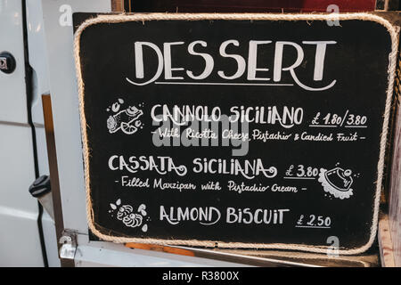 Londra, UK - Novembre 2,2018: Dessert a Little Sicily stand in mercato metropolitano, la prima comunità sostenibile nel mercato di Londra incentrato su Foto Stock