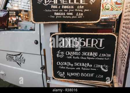 Londra, UK - Novembre 2,2018: Dessert a Little Sicily stand in mercato metropolitano, la prima comunità sostenibile nel mercato di Londra incentrato su Foto Stock