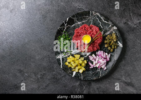 Tartare di manzo con uovo di quaglia Foto Stock