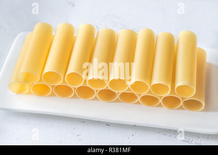 Cannelloni di crudo sulla piastra bianca Foto Stock