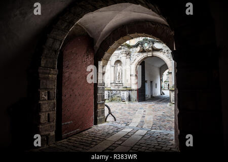 Helsingør, Danimarca: Mura spesse circondano il castello di Kronborg, formando un'imponente difesa contro gli attaccanti. Un tunnel attraverso queste mura funge da porta principale, sottolineando il design strategico e il significato militare della fortezza durante l'era rinascimentale. Foto Stock