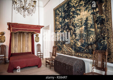 Camera da letto al castello di Kronborg a Helsingor, Danimarca / Helsingør, Danimarca - noto come castello di Amleto perché William Shakespeare ha ambientato la sua opera nel castello di Elsinore, Kronborg si trova sullo stretto canale tra Svezia e Danimarca che funge da porta d'accesso al Baltico. Il castello fu costruito sul sito della precedente fortezza medievale di Krogen; l'attuale struttura risale alla fine del XVI secolo e fu ricostruito dopo un incendio nel 1629. Foto Stock